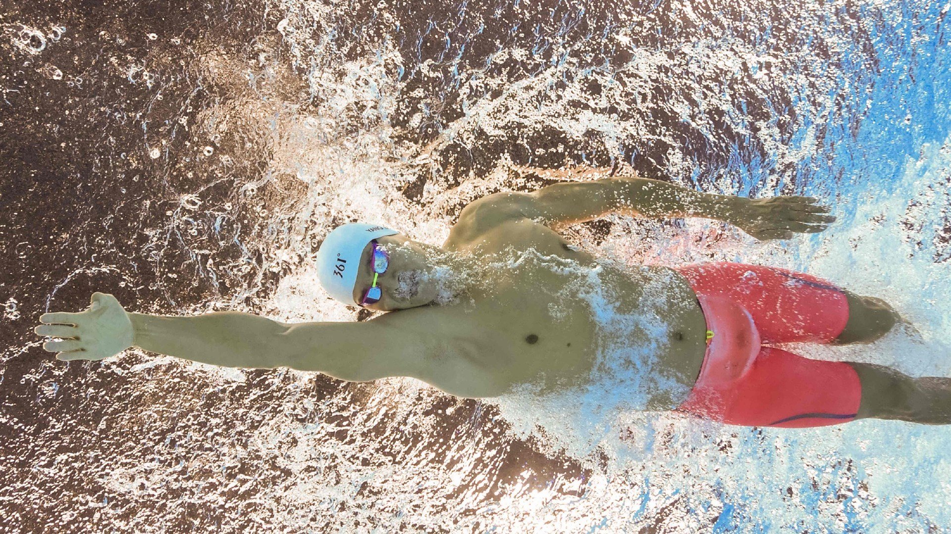 欧冠淘汰赛之夜，克莱连续得分拉开差距